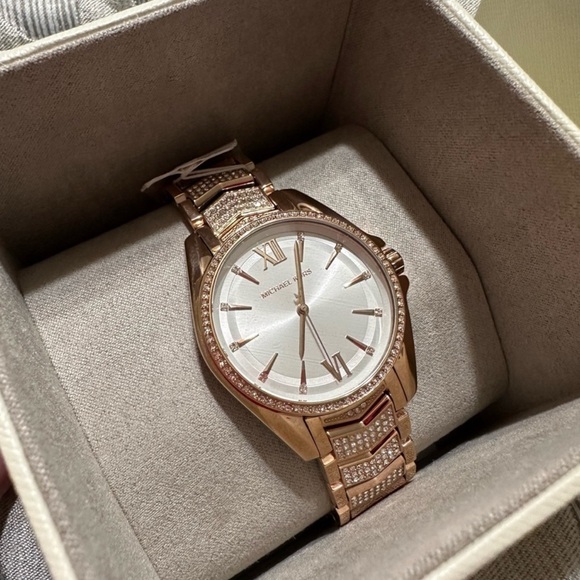 Michael Kors rose gold watch new** comes with box         New never worn! - Picture 8 of 8